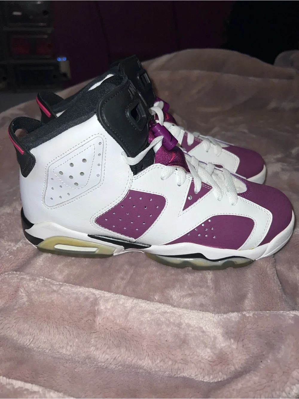 Air Jordan Retro 6 GS High Top Sneaker White/Purple/Black 6.5Y 543390-127